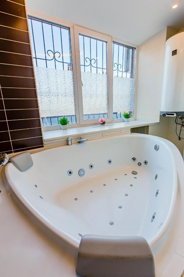 Big Jacuzzi , Sauna , Khreshchatyk Apartments كييف المظهر الخارجي الصورة